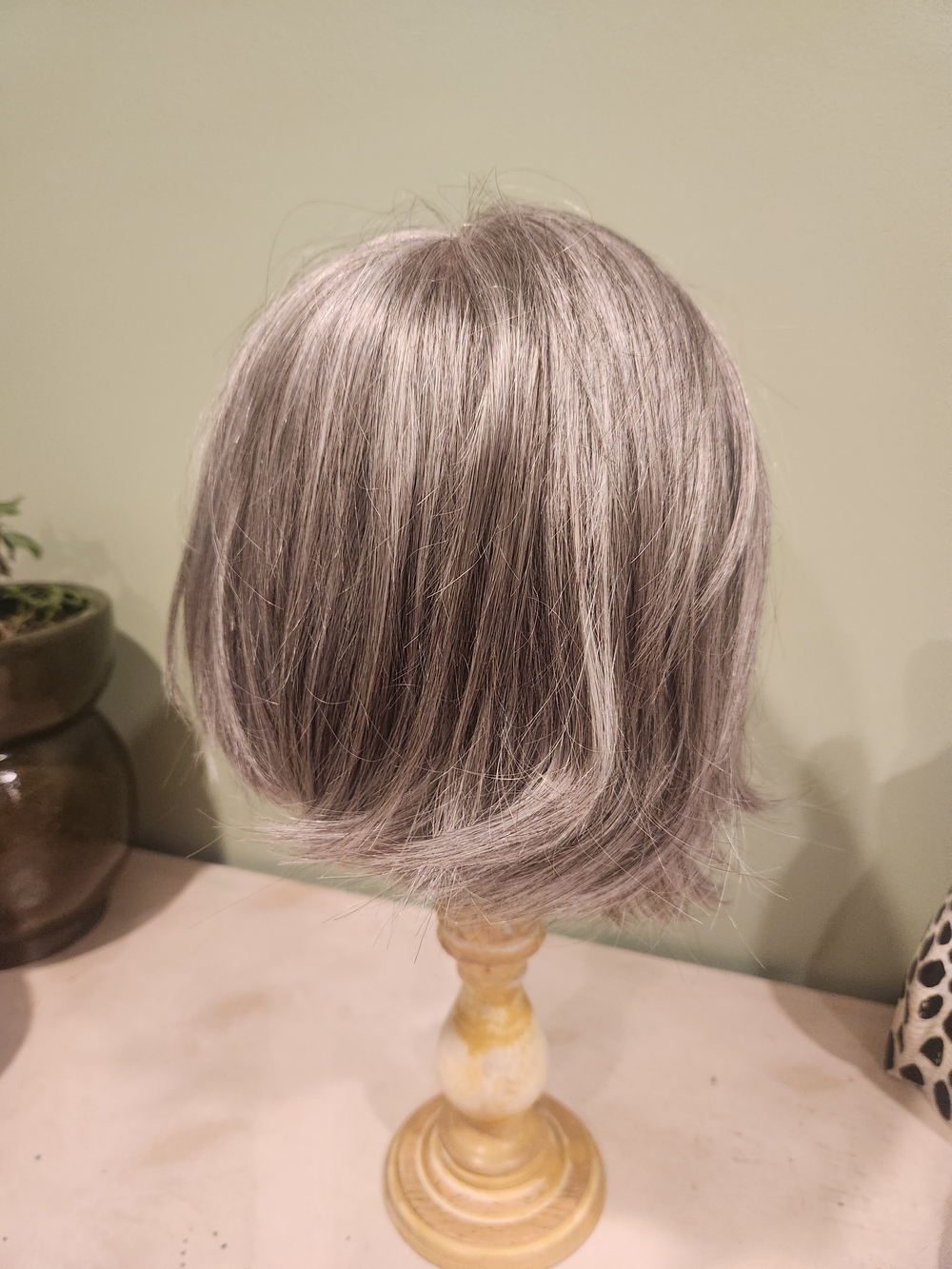 AMO Silver Gray Short Layered Wig - Picture 4 of 7